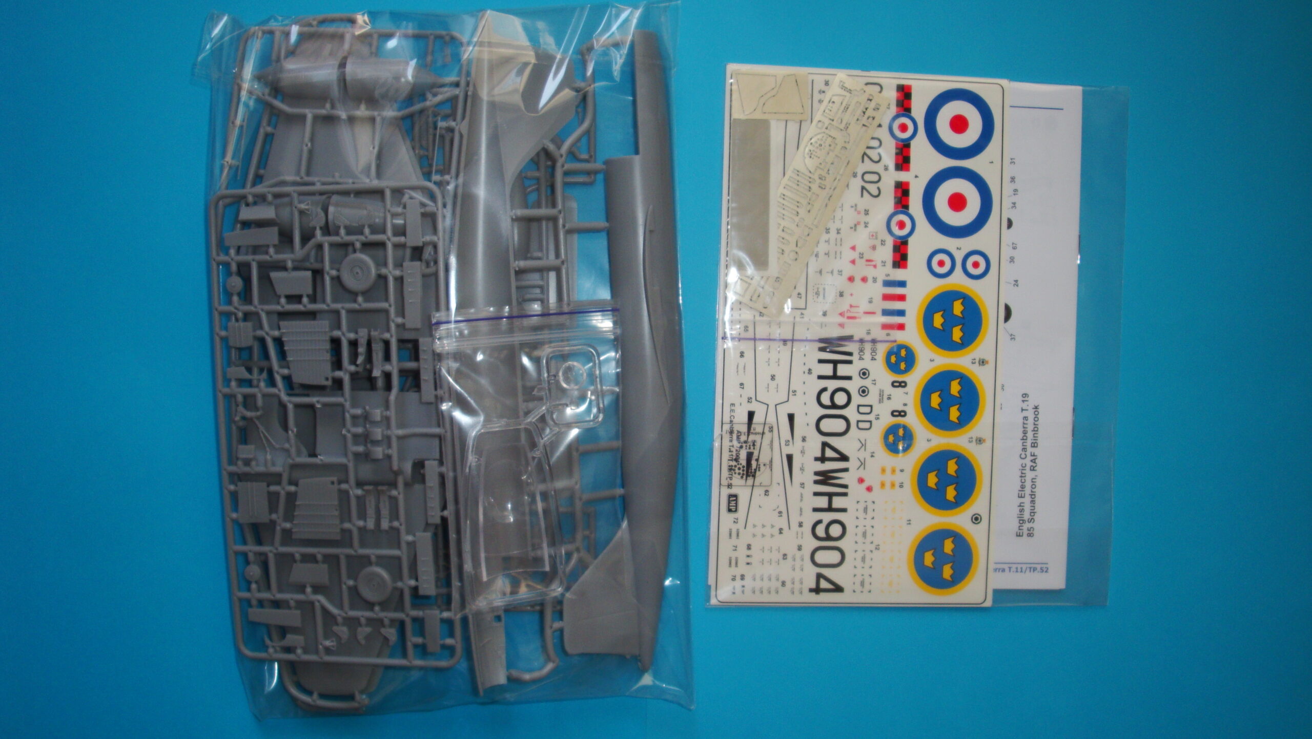 mikromir-amp-72004-canberra-t11-maquette-avion-1-72 image 6