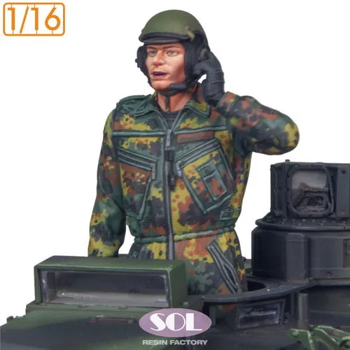 sol-mm922-figurine-1-16-commandant-leopard-2a7 image 1