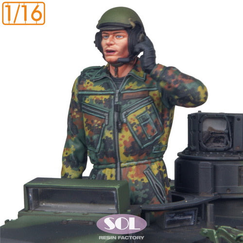 sol-mm922-figurine-1-16-commandant-leopard-2a7 image 1