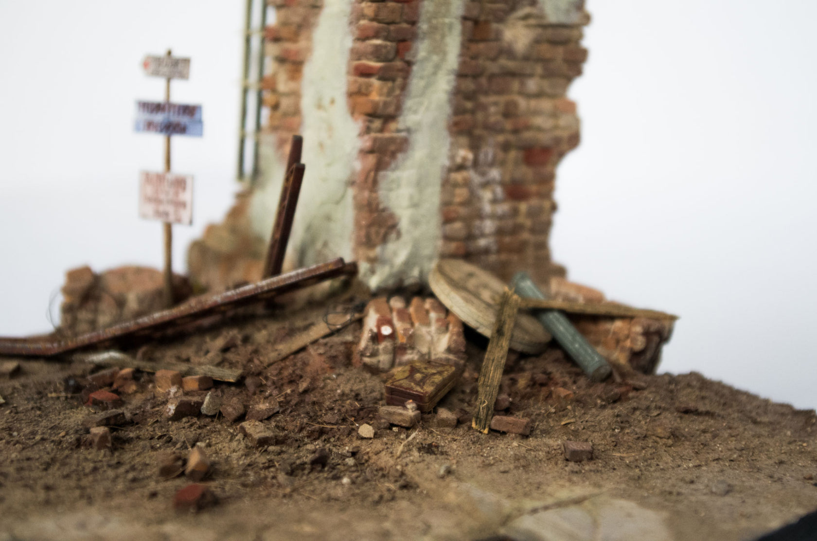 rt-diorama-35307-factory-rubble-d-cor-ruines-1-35 image 3