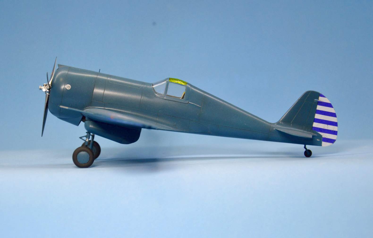 dora-wings-curtiss-cw-21a-demonstrator-1-48-maquette-mont-e image 2