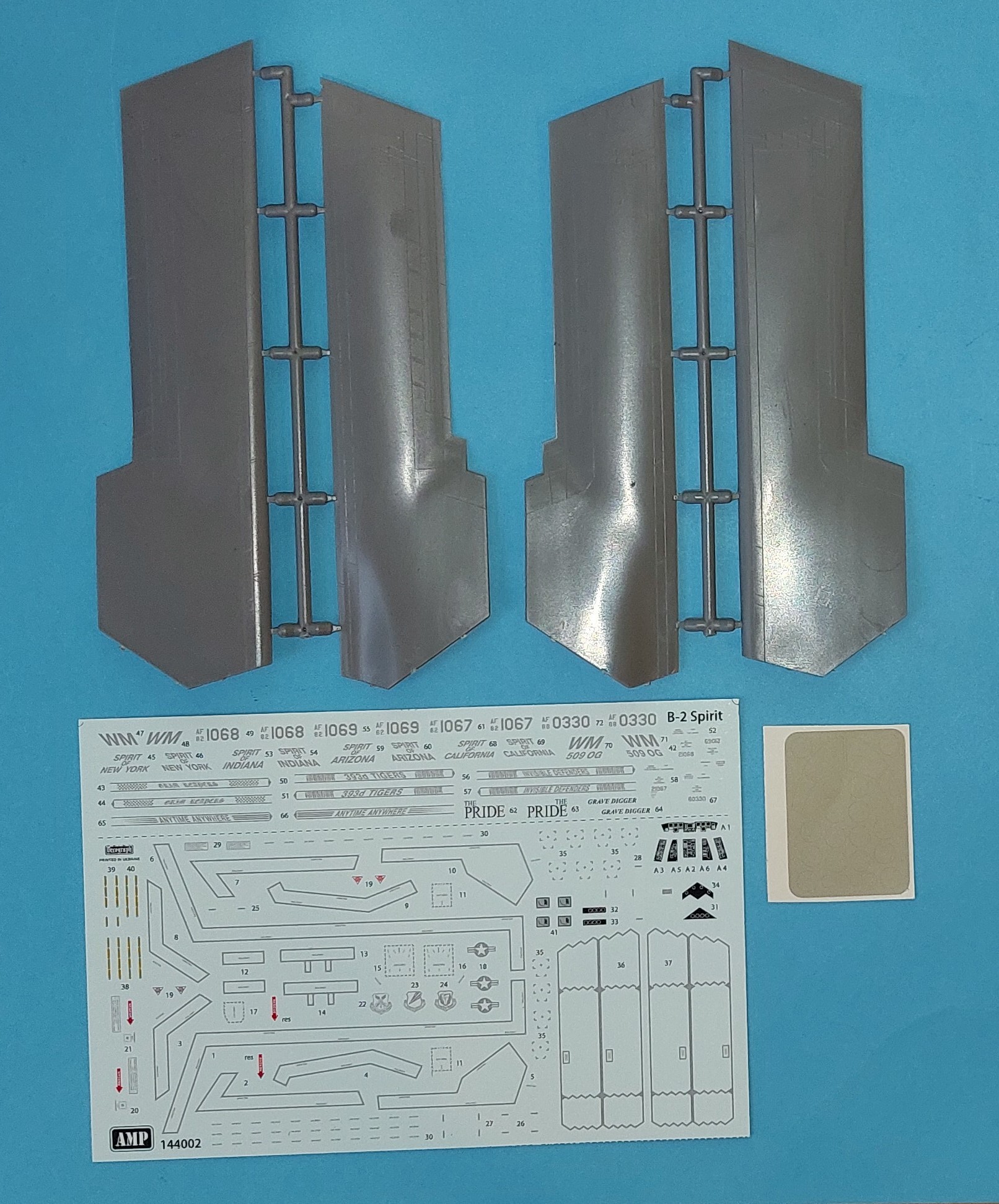 amp-144002-b-2-spirit-maquette-avion-1-144-furtif image 4